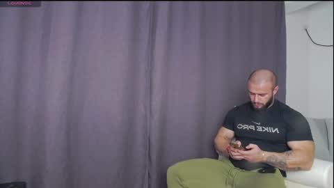 Snapshot of rickymiami1 chatting on 11.06.25 rickymiami1 online show from 11.06.25