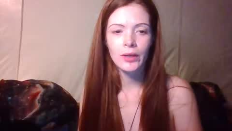 Snapshot of ridinghoodred chatting on 01.12.26 ridinghoodred online show from 01.12.26