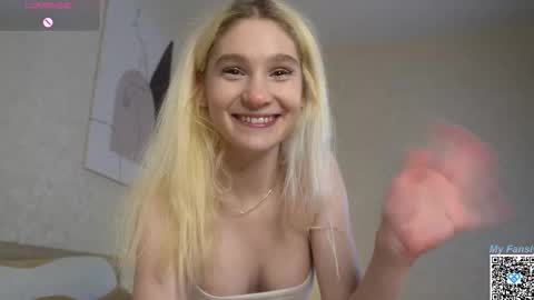 Snapshot of risingdawnn chatting on 10.15.25 Flora online show from 10.15.25