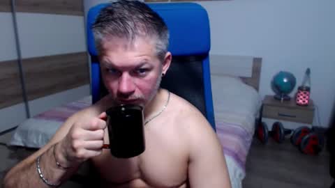 Snapshot of robbyshawz chatting on 11.17.25 robbyshawz online show from 11.17.25