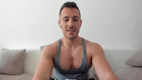 Snapshot of roberto4ever chatting on 05.20.26 roberto4ever online show from 05.20.26