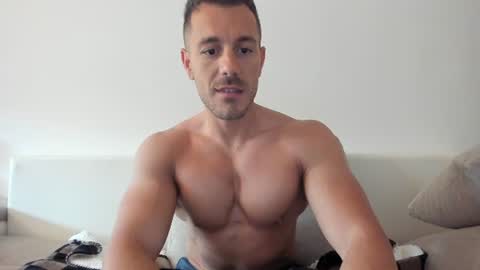 Snapshot of roberto4ever chatting on 06.25.26 roberto4ever online show from 06.25.26