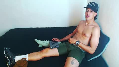 Snapshot of robisson_zack chatting on 11.25.25 Robisson Zack online show from 11.25.25