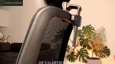 Snapshot of roldansvalery chatting on 02.12.25 Valery Roldans online show from 02.12.25