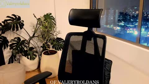 Snapshot of roldansvalery chatting on 02.20.25 Valery Roldans online show from 02.20.25