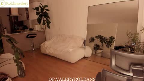 Snapshot of roldansvalery chatting on 11.26.25 Valery Roldans online show from 11.26.25