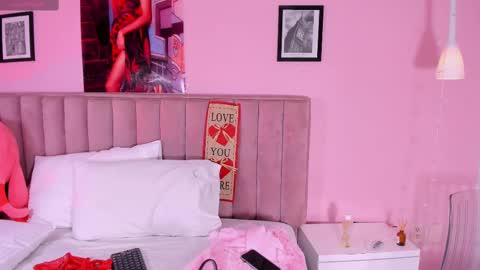 Snapshot of rolyloren chatting on 02.14.25 Marcela online show from 02.14.25