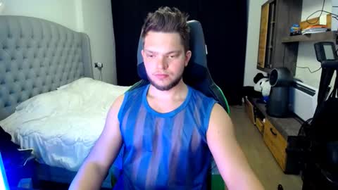 Snapshot of romantic_twunk chatting on 10.20.25 romantic_twunk online show from 10.20.25