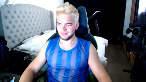 Snapshot of romantic_twunk chatting on 10.25.25 romantic_twunk online show from 10.25.25