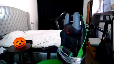 Snapshot of romantic_twunk chatting on 10.29.25 romantic_twunk online show from 10.29.25