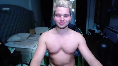 Snapshot of romantic_twunk chatting on 11.18.25 romantic_twunk online show from 11.18.25