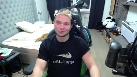 Snapshot of romantic_twunk chatting on 11.20.25 romantic_twunk online show from 11.20.25