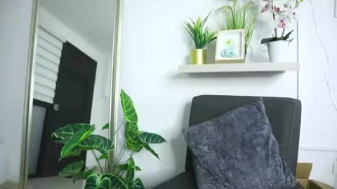 Snapshot of ronieeplay chatting on 12.02.25 Roni online show from 12.02.25