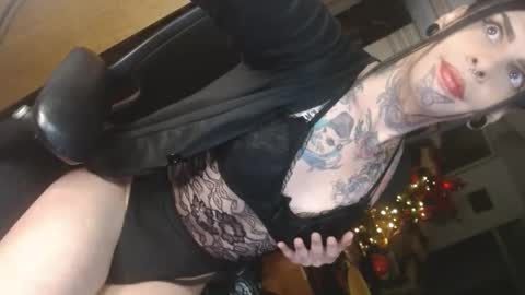 Snapshot of room911 chatting on 11.16.25 herreraisa offical online show from 11.16.25