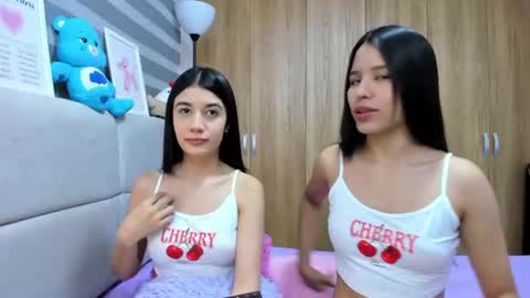 Snapshot of roseandmiah chatting on 06.17.26 Rose y Miah online show from 06.17.26
