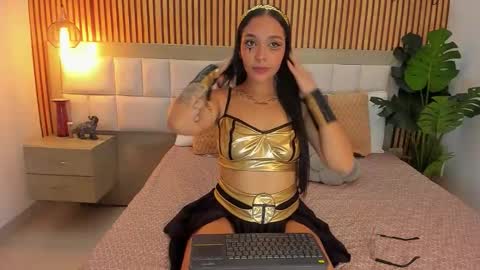 roseaurora online show from 10.31.25