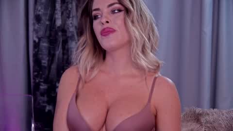 Snapshot of roseevansx chatting on 11.06.25 Sonia online show from 11.06.25