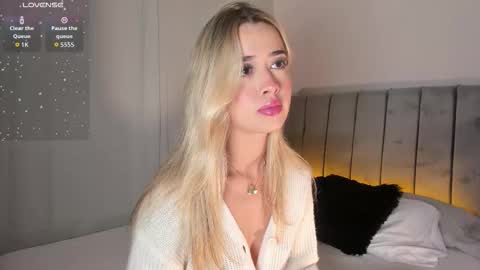 Rosse Daw Independent model  online show from 12.16.25