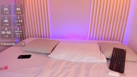 Snapshot of rossvega_ chatting on 10.14.25 Ross online show from 10.14.25