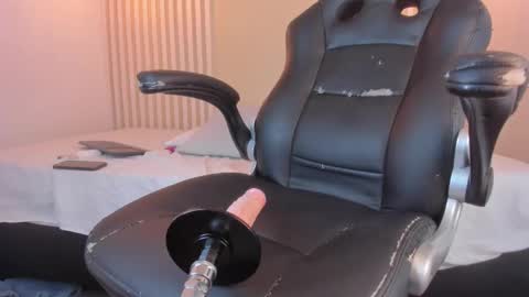 Snapshot of rossvega_ chatting on 11.11.25 Ross online show from 11.11.25