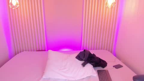 Snapshot of rossvega_ chatting on 12.04.25 Ross online show from 12.04.25