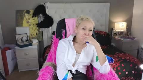 Snapshot of roxalanastar chatting on 05.12.26 Roxalana online show from 05.12.26
