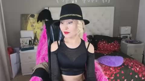 Snapshot of roxalanastar chatting on 06.11.26 Roxalana online show from 06.11.26