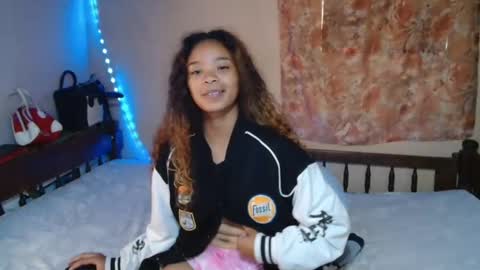 Snapshot of roxanne_98 chatting on 02.02.25 roxanne_98 online show from 02.02.25