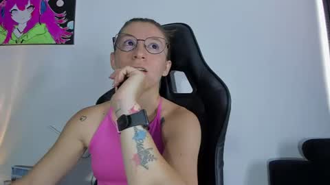 Snapshot of roxanne_jones1 chatting on 06.30.26 roxanne online show from 06.30.26