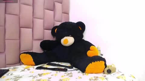 Snapshot of roxannehott chatting on 03.19.26 ross brown online show from 03.19.26