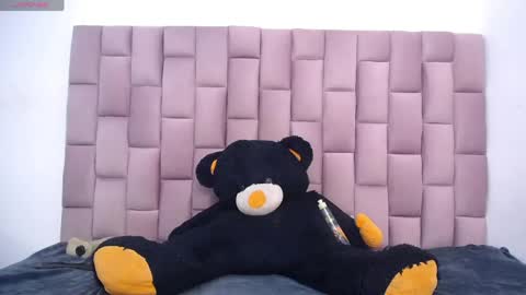 Snapshot of roxannehott chatting on 05.01.26 ross brown online show from 05.01.26