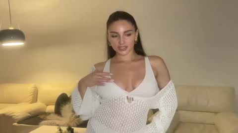 Snapshot of roxellesilvara chatting on 06.26.26 Roxy online show from 06.26.26