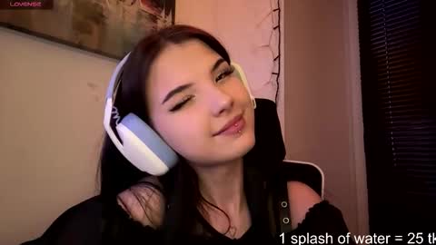 Snapshot of roxiepiurkowski chatting on 03.27.26 Hana online show from 03.27.26