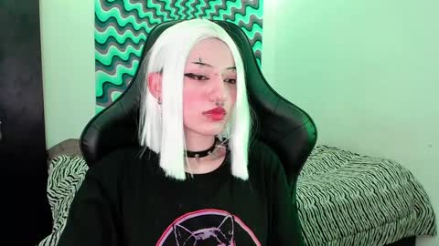 Roxy Independient model Help me to reach 50 thumbs up online show from 12.17.24