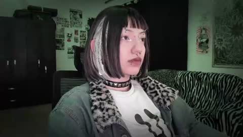 Snapshot of roxy_toxic chatting on 06.18.26 Roxy Independient model Help me to reach 50 thumbs up online show from 06.18.26