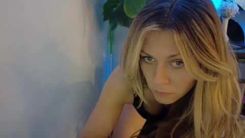 Roxy Nyes online show from 05.25.26