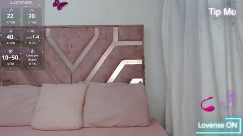 Snapshot of roxyy_fox chatting on 06.19.26 Roxy online show from 06.19.26