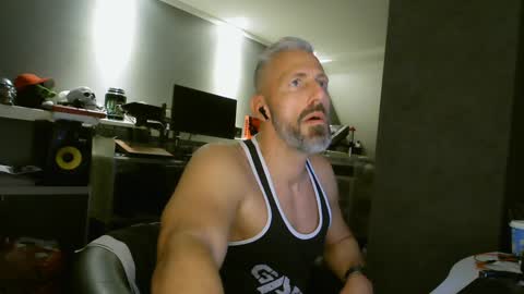 Chico que rico Caliente online show from 12.31.24