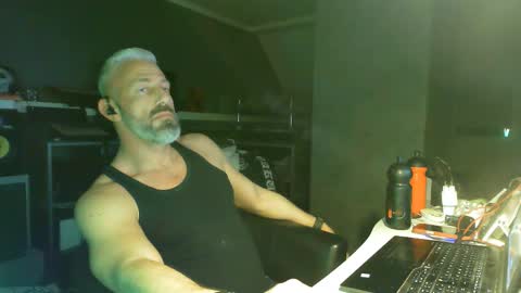 Chico que rico Caliente online show from 02.20.26