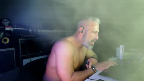 Chico que rico Caliente online show from 03.25.26