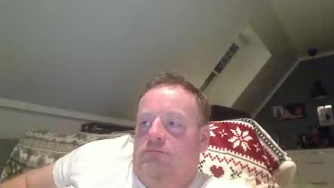 Snapshot of runepetter chatting on 01.08.25 bignorwegian online show from 01.08.25