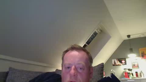 Snapshot of runepetter chatting on 10.19.25 bignorwegian online show from 10.19.25