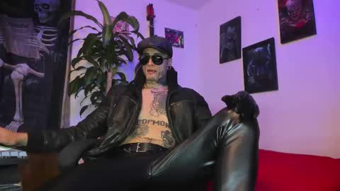 Snapshot of ryuk_it chatting on 10.07.25 leopmonk help me reach 100 thumbs up online show from 10.07.25