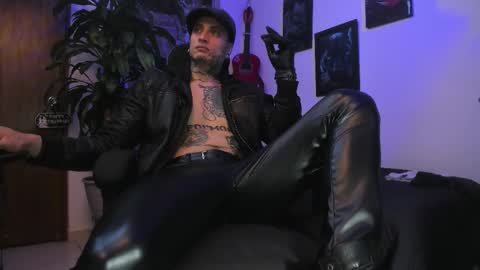 Snapshot of ryuk_it chatting on 11.05.25 leopmonk help me reach 100 thumbs up online show from 11.05.25