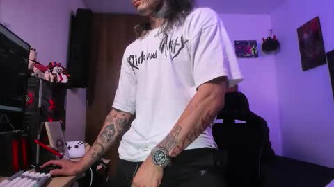 Snapshot of ryuk_it chatting on 12.18.25 leopmonk help me reach 100 thumbs up online show from 12.18.25