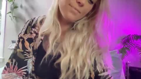 KumKitten online show from 10.13.25