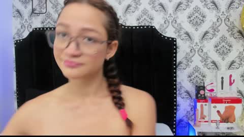Snapshot of saara_brown chatting on 01.10.25 Saara Brown online show from 01.10.25