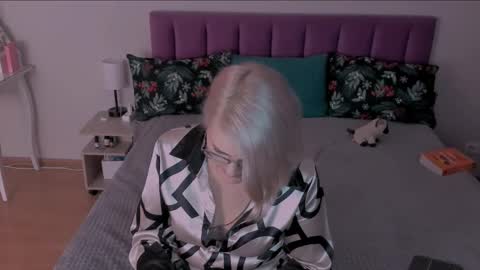 Sabrina MacMarren online show from 03.07.25