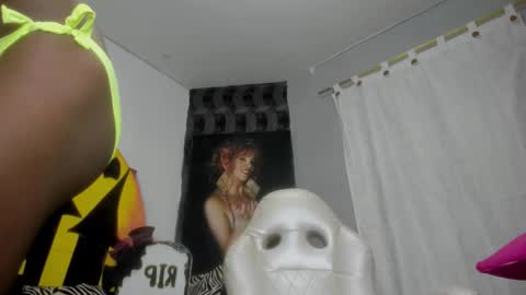 Snapshot of sabrinaxxx11 chatting on 10.21.25 sabrinaxxx11 online show from 10.21.25