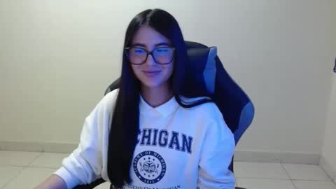 Snapshot of sahaliefox_ chatting on 12.03.25 Sahaliefox online show from 12.03.25